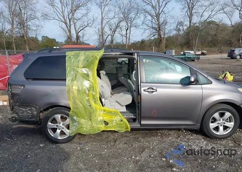 2014 Toyota Sienna Le V6 8 Passenger z USA, uszkodzony, nr VIN 5TDKK3DC2ES428567